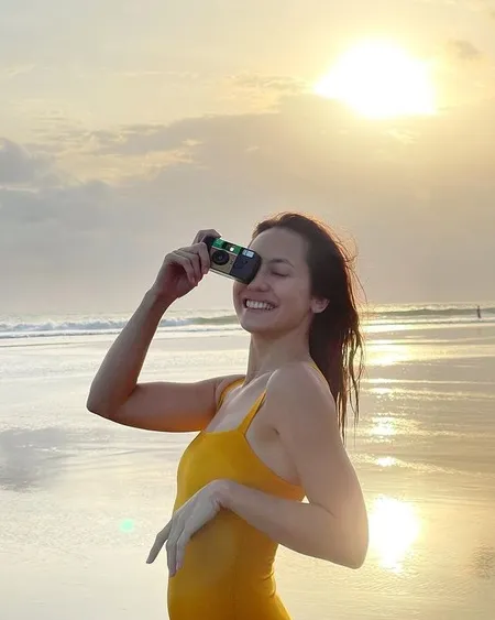 7 Potret Pevita Pearce Pamer Body Goals dan Pesona Eksotis dalam Balutan Swimsuit