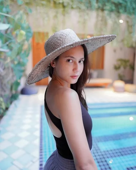7 Potret Pevita Pearce Pamer Body Goals dan Pesona Eksotis dalam Balutan Swimsuit