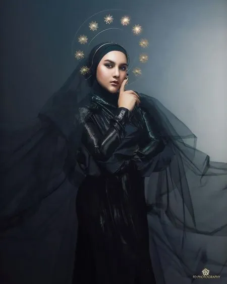7 Potret Photoshoot Terbaru Irish Bella yang Tampil Serba Hitam, Elegan Banget dengan Headpiece Menyala - Cantik Disebut Mirip Boneka Hidup