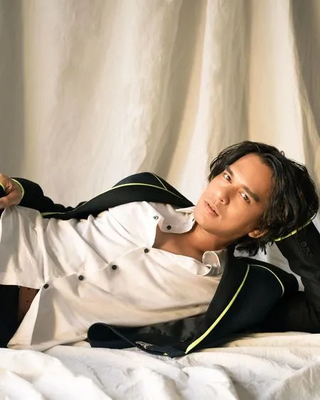 7 Potret Photoshoot Terbaru Rangga Azof Bintang 'BUKU HARIAN SEORANG ISTRI', Tampil Macho dan Gagah Abis Bak Pangeran