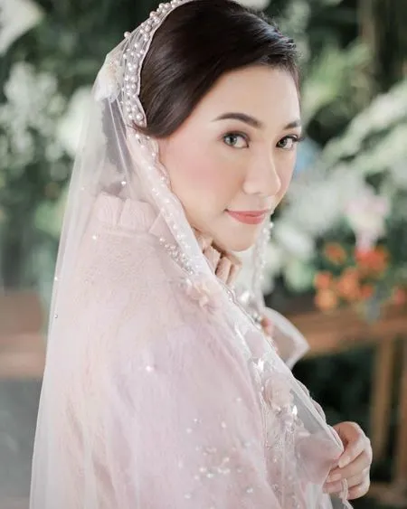 7 Potret Prawita Sari Baharudin Adik Ipar Siti Badriah yang Jarang Tersorot, Bakal Segera Menikah