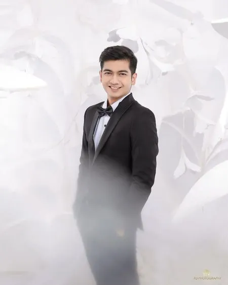 7 Potret Prewedding Ria Ricis dan Teuku Ryan yang Bertema Serba Putih, Cantik Paripurna Pancarkan Aura Calon Pengantin