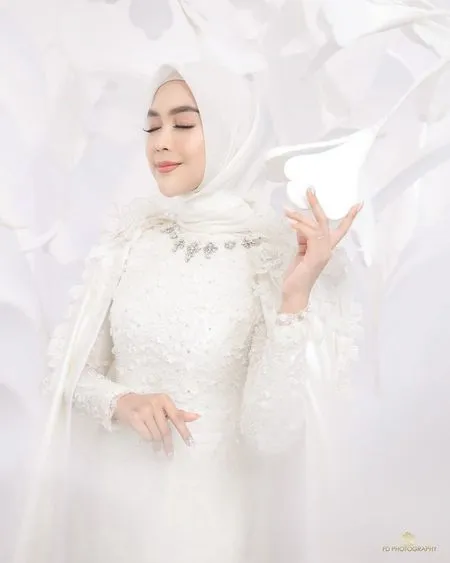 7 Potret Prewedding Ria Ricis dan Teuku Ryan yang Bertema Serba Putih, Cantik Paripurna Pancarkan Aura Calon Pengantin