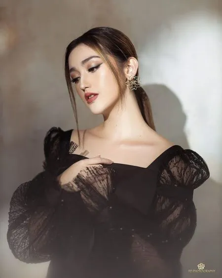 7 Potret Ranty Maria yang Tampil Elegan Pakai Gaun Backless Warna Hitam, Pemotretan Cuma 5 Menit - Banjir Pujian Netizen