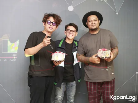 7 Potret Rey Bong Bintang 'DARI JENDELA SMP' di Perilisan Single Perdananya, Ditemani Virgoun dan Budi Doremi - Foto Bareng Fans