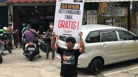 7 Potret Rian D'Masiv Bagi-Bagikan Roti Gratis, Traktiran Ultah ke-35 Sekaligus Berbagi Kepada Sesama