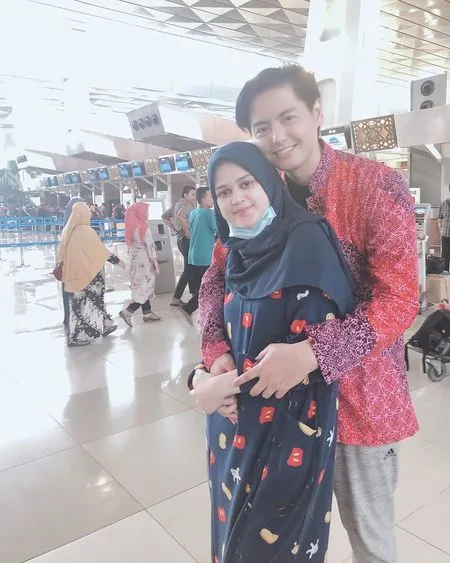 7 Potret Roger Danuarta Umrah, Tanpa Ditemani Cut Meyriska - Auranya Makin Terpancar