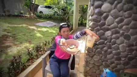 7 Potret Rumah Ikke Nurjanah, Punya Halaman yang Luas dan Asri - Terdapat Gambar Lukisan Besar yang Indah Banget