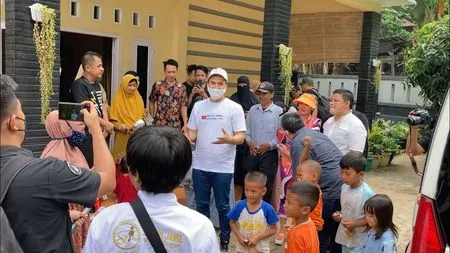 7 Potret Saipul Jamil Setelah Bebas dari Penjara, Disambut Tradisi Unik Disawer Koin dan Permen Ketika Pulang ke Kampung Halaman
