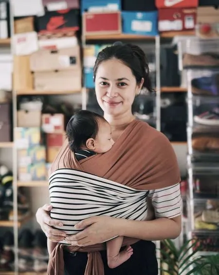 7 Potret Santai Sabai Morscheck Istri Ringgo Saat Momong Anak, Tetap Cantik Menawan Meski Tanpa Berdandan