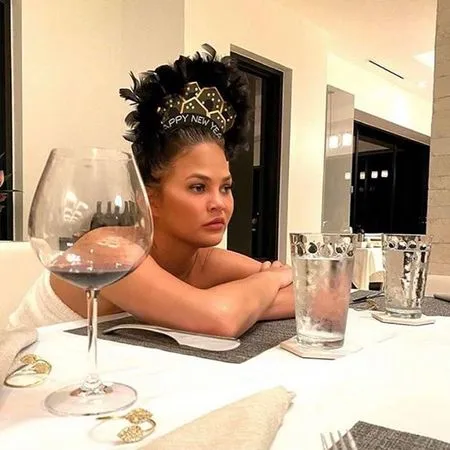 7 Potret Sedih Chrissy Teigen dan John Legend Menangis di Rumah Sakit Usai Alami Keguguran