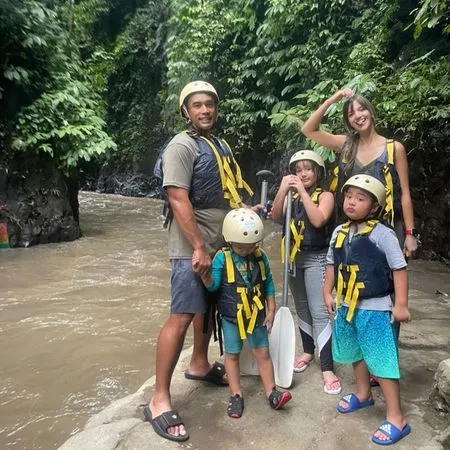 7 Potret Seru Liburan Nia Ramadhani, Main di Sungai - Perut Ratanya Bikin Salah Fokus!