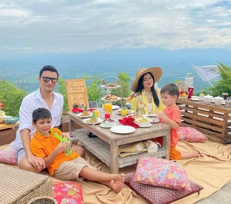 7 Potret Serunya Liburan Titi Kamal ke Magelang, Lewati Pagi Paling Indah di Penghujung 2020 Bersama Suami dan Anak