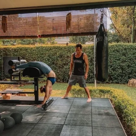 7 Potret Shalom Razade Pamer Abs dan Body Goals, Nggak Kalah Hot dari Wulan Guritno