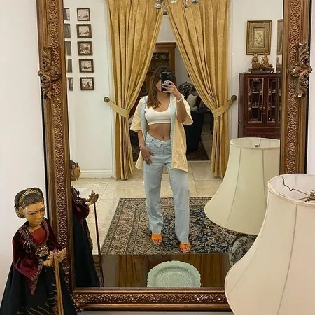 7 Potret Shalom Razade Pamer Abs dan Body Goals, Nggak Kalah Hot dari Wulan Guritno
