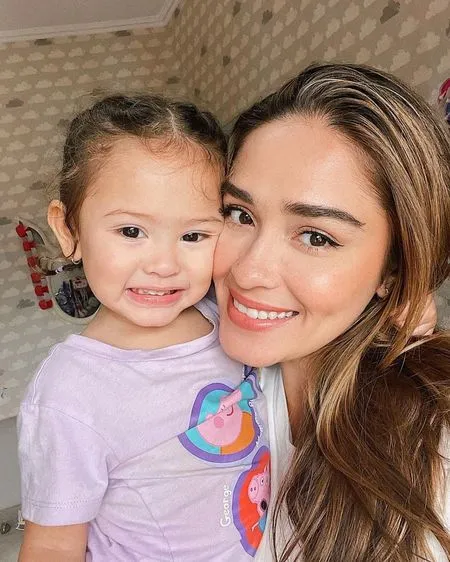 7 Potret Sophia Putri Kedua Yasmine Wildblood Saat Berenang Pakai Bikini Kecil, Bikin Gemas - Wajah Bulenya Jadi Sorotan