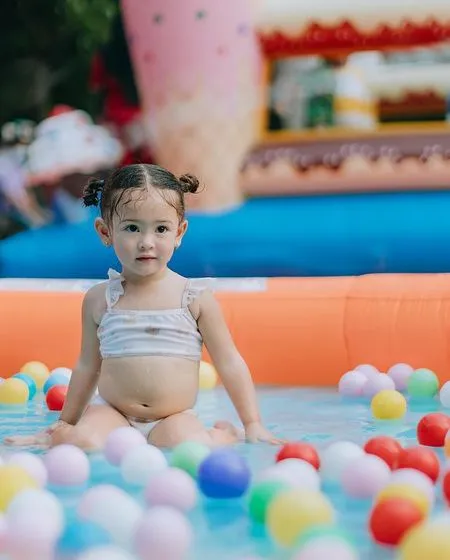 7 Potret Sophia Putri Kedua Yasmine Wildblood Saat Berenang Pakai Bikini Kecil, Bikin Gemas - Wajah Bulenya Jadi Sorotan
