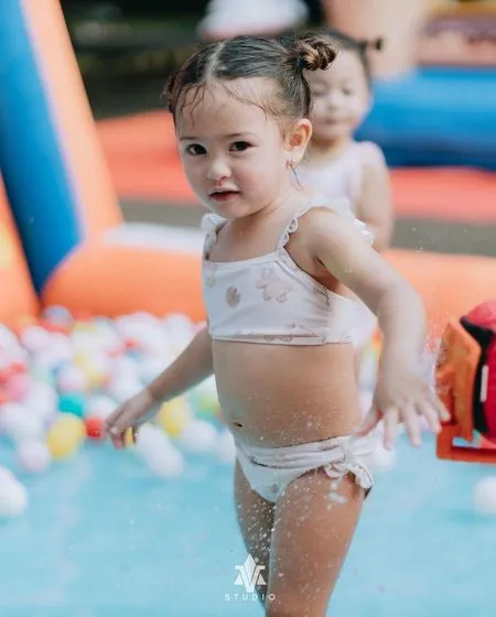 7 Potret Sophia Putri Kedua Yasmine Wildblood Saat Berenang Pakai Bikini Kecil, Bikin Gemas - Wajah Bulenya Jadi Sorotan
