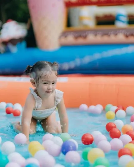 7 Potret Sophia Putri Kedua Yasmine Wildblood Saat Berenang Pakai Bikini Kecil, Bikin Gemas - Wajah Bulenya Jadi Sorotan