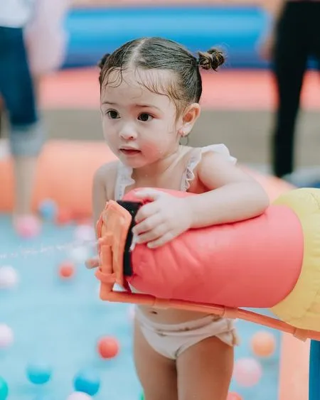 7 Potret Sophia Putri Kedua Yasmine Wildblood Saat Berenang Pakai Bikini Kecil, Bikin Gemas - Wajah Bulenya Jadi Sorotan