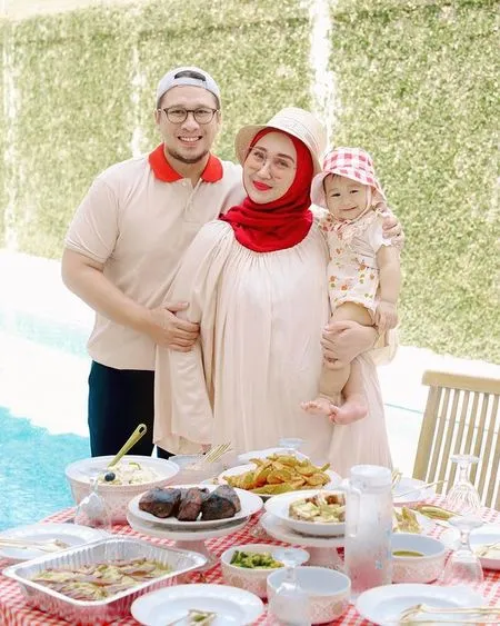 7 Potret Surprise Sederhana Dian Pelangi di Hari Ulang Tahun Suami, Tetap Romantis Meski di Rumah Saja