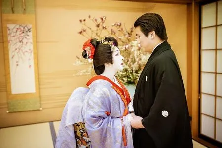 7 Potret Syahrini dan Reino Barack Rayakan Anniversary Pernikahan ke-2, Tampil Bak Wanita Jepang Sungguhan - Bikin Pangling
