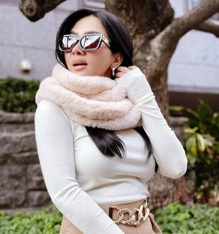 7 Potret Syahrini Pakai Wig Saat di Jepang, Sudah Rindu Rambut Lama - Makin Cetar Elegan dengan Kacamata Hitam