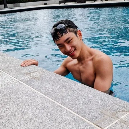 7 Potret Terbaru Azka Corbuzier, Makin Ganteng dengan Tubuh Berotot - Rambut Diwarnai Bak Oppa Korea