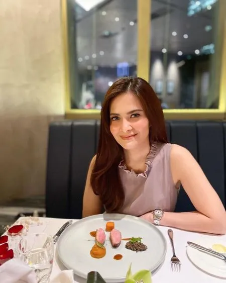 7 Potret Terbaru Cut Tari yang Makin Cantik, Awet Muda di Usia 43 Tahun - Senyum Manis Menarik Perhatian