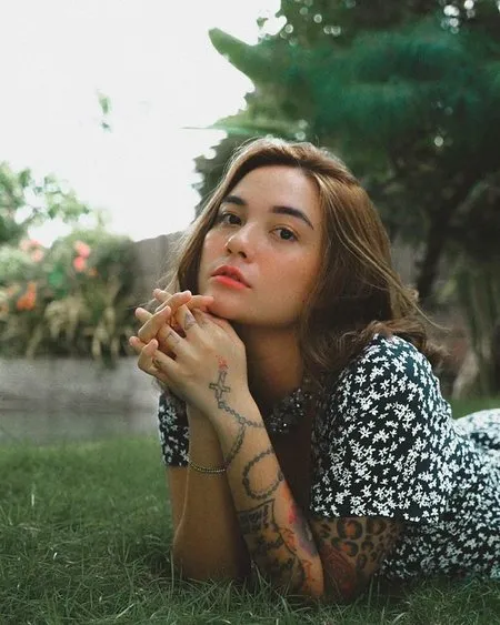 7 Potret Terbaru Demi Langston, Bule Jawa yang Makin Hot dan Cantik Meski Sudah Punya 3 Anak