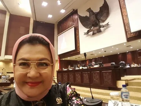 7 Potret Terbaru Emilia Contessa, Miliki Aura dan Kecantikan yang Tak Lekang Oleh Waktu