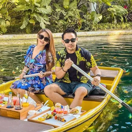 7 Potret Terbaru Jenita Janet dan Danu Sofwan yang Makin Mesra, Bahagia Duduk Berdua di Atas Perahu Kuning - Saling Cium dan Berpelukan Romantis Banget