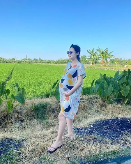7 Potret Terbaru Nella Kharisma dengan Baby Bump-nya yang Sudah Besar, Pakai Daster Putih dan Tinggal Menghitung Hari Jelang Lahiran