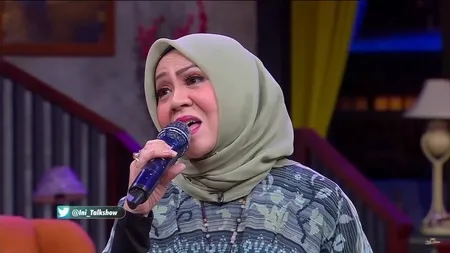7 Potret Terbaru Ratih Purwasih, Penyanyi 80-an yang Makin Anggun dalam Balutan Hijab - Tetap Eksis di Dunia Tarik Suara