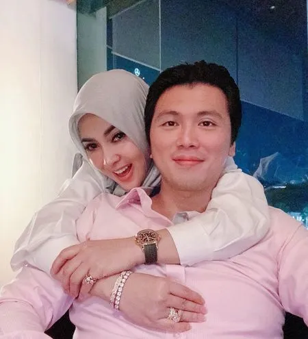 7 Potret Terbaru Syahrini Cantik Berhijab Peluk Reino Barack Dari Belakang, Pasangan Suami Istri yang Makin Mesra