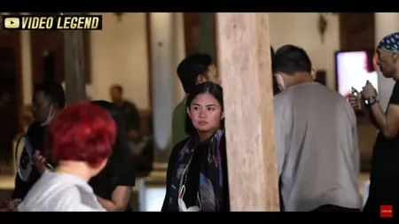 7 Potret Terbaru Tiara Putri Mulan Jameela yang Makin 'Istriable', Hadir di Ulang Tahun Ibunya - Telaten Potong Kue Untuk Para Tamu