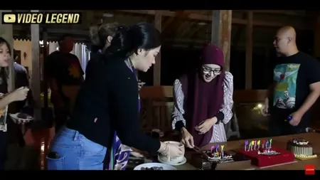7 Potret Terbaru Tiara Putri Mulan Jameela yang Makin 'Istriable', Hadir di Ulang Tahun Ibunya - Telaten Potong Kue Untuk Para Tamu