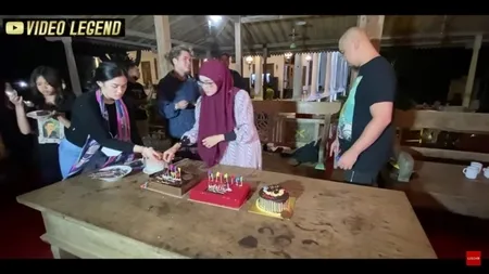 7 Potret Terbaru Tiara Putri Mulan Jameela yang Makin 'Istriable', Hadir di Ulang Tahun Ibunya - Telaten Potong Kue Untuk Para Tamu