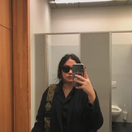 7 Potret Terbaru Tiarani Savitri Anak Sulung Mulan Jameela yang Makin Cantik dan Beranjak Dewasa, Netizen Dibuat Salah Fokus dengan Pas Foto di Casing HP-nya