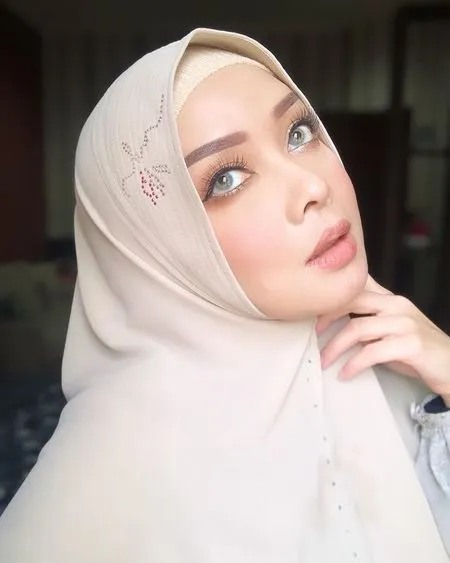 7 Potret Terry Putri yang Semakin Cantik dan Anggun Dalam Balutan Hijab Syar'i, Tuai Pujian