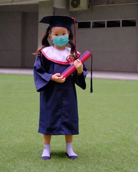 7 Potret Thalia Putri Onsu Lulus Tk Cantik Pakai Toga Nangis Di Pelukan Ruben Onsu Saat Wisuda Kapanlagi Com