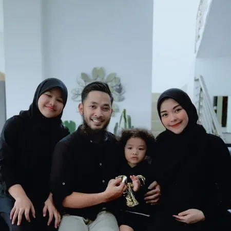 7 Potret Thameika Anak Uki Eks NOAH yang Cantik Berhijab, Kecil-Kecil Sudah Keliling Dunia dan Jadi Youtuber - Pede Tampil di TV