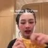7 Potret The Chanisara saat Coba Seblak yang Lagi Viral di Thailand, Ketagihan Meski Tak Ada Kuahnya