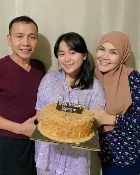 7 Potret Ulang Tahun Assyifa Nuraini Adik Ayu Ting Ting, Hangat Bersama Keluarga - Kejutan Penutup dari Bilqis