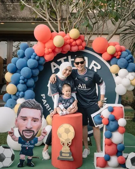 7 Potret Ulang Tahun Pertama Baby Athar Anak Citra Kirana dan Rezky Aditya, Meriah Bertema Lionel Messi - Dapat kado 'Mobil'