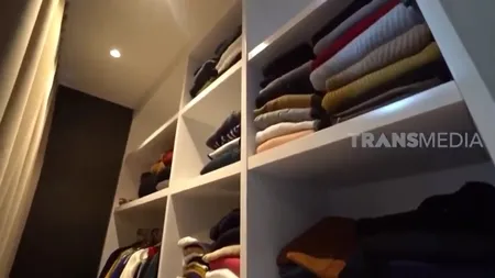 7 Potret Walking Closet Cita Citata, Koleksi Tas Branded Berjejer Rapi - Terungkap Barang yang Dibeli dari Tanah Kelahiran Sang Mantan