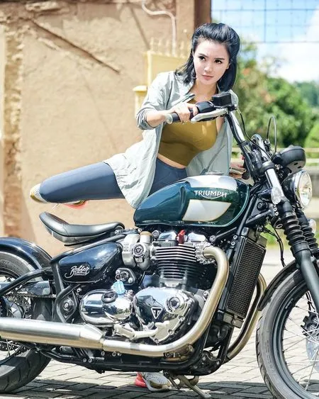 7 Potret Wika Salim Naik Motor Pakai Baju Berpotongan Rendah, Netizen: Kakak Gak Masuk Angin?