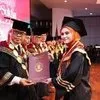7 Potret Zee Zee Shahab Wisuda S-3 di Kampus ISI Denpasar, Pancarkan Aura Bahagia