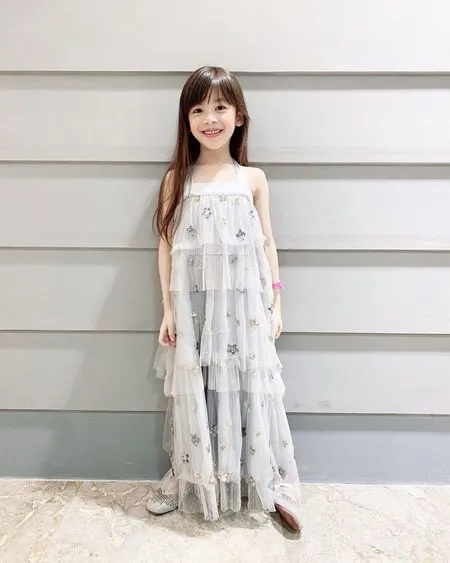 7 Potret Zoe Frizzy Putri Jonathan Frizzy yang Makin Cantik dan Menawan, Punya Rambut Pirang Bak Bule