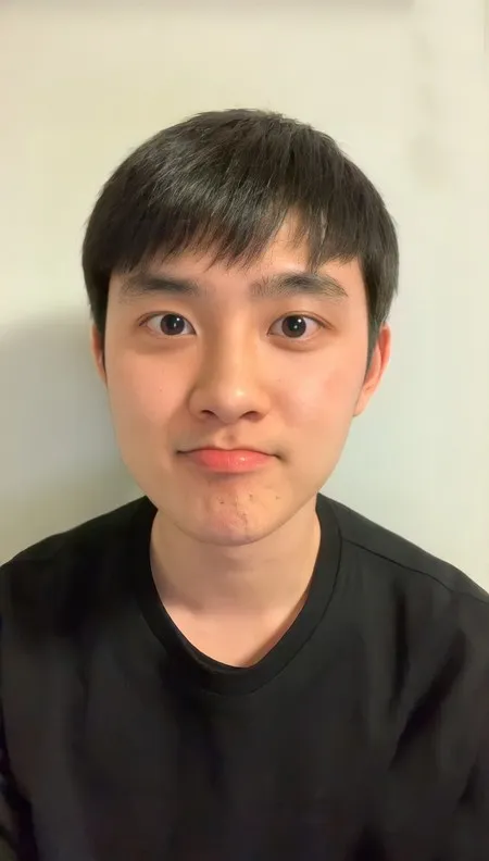 8 Ekspresi D.O. EXO Saat Menyapa Fans di VLive, Tanpa Makeup Malah Makin Shining